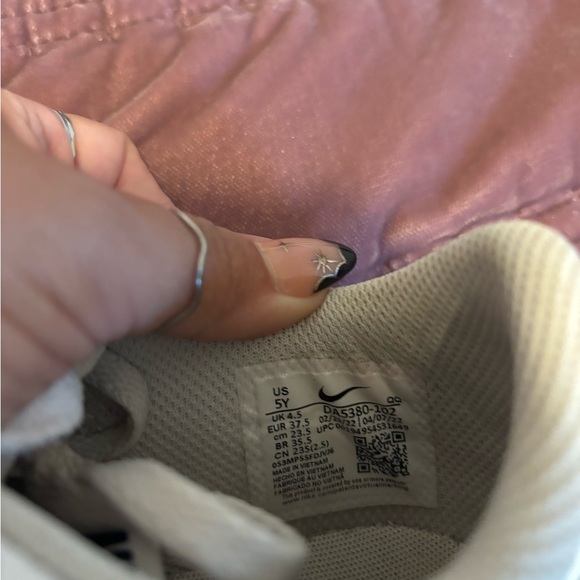 Low top nike shoes . Kids 5/ women’s 6 - Picture 3 of 3